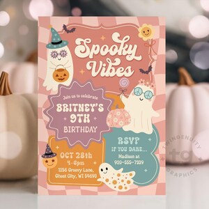 Puede incluir: Una invitación con temática de Halloween con el texto "Spooky Vibes" en una fuente retro. La invitación presenta fantasmas de dibujos animados, calabazas y murciélagos. Incluye el texto "9º Cumpleaños de Britney" e información de RSVP.