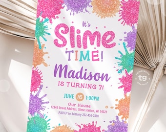 Op de afbeelding: Een kleurrijke verjaardagsuitnodiging met de tekst "It's Slime Time!" en "Madison wordt 7!" De uitnodiging heeft glitterende verfspetters in roze, paars, oranje en turquoise. De onderkant van de uitnodiging luidt "DIGITAL INVITE + WE EDIT, YOU PRINT".