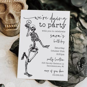 Invitación de cumpleaños de Halloween con esqueleto vintage, invitación imprimible para fiesta de Halloween para niños y adultos, ¡Nos morimos de ganas de fiesta!, diseño minimalista en blanco y negro.