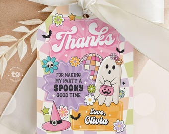 Może przedstawiać: Etykieta prezentu na Halloween w stylu retro. Etykieta przedstawia ducha, kapelusz czarownicy i kulę dyskotekową. Tekst zawiera "Dzięki", "Za uczynienie mojej imprezy upiornie dobrym czasem" i "Love, Olivia". Etykieta jest przymocowana do prezentu białą wstążką.