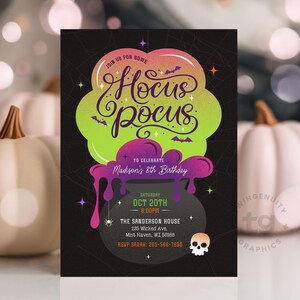 Könnte beinhalten: Eine schwarze Halloween-Party-Einladung mit den Worten "Hocus Pocus" in einer verspielten Schriftart, mit einem grünen und rosa Wolken-Design. Die Einladung enthält Veranstaltungsdetails, eine Spinne und einen Totenkopf.