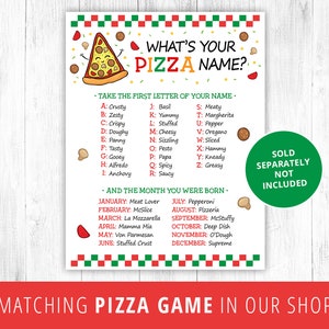 Pu&ograve; includere: Una carta di gioco stampabile con un'illustrazione di pizza e il testo "Qual &egrave; il tuo nome di pizza?" La carta include istruzioni per determinare il tuo nome di pizza in base alla prima lettera del tuo nome e al mese in cui sei nato. La carta include anche un elenco di nomi di pizza con le loro lettere e mesi corrispondenti.