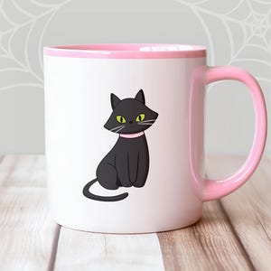 Pode incluir: Uma caneca de cer&acirc;mica branca com uma borda e uma al&ccedil;a rosa. A caneca apresenta um gato preto com olhos verdes e uma coleira rosa sentado em um fundo branco.
