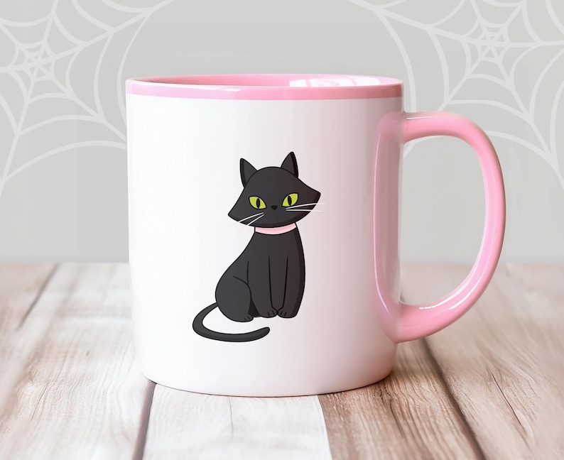 Pode incluir: Uma caneca de cer&acirc;mica branca com uma borda e uma al&ccedil;a rosa. A caneca apresenta um gato preto com olhos verdes e uma coleira rosa sentado em um fundo branco.