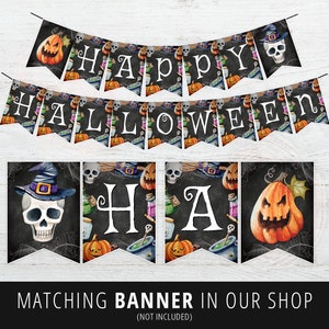 K&ouml;nnte beinhalten: Schwarze und orangefarbene Halloween-Girlande mit den Worten "Happy Halloween" und "Ha" auf einem schwarzen Tafelhintergrund mit Totenk&ouml;pfen, K&uuml;rbissen und Zaubertr&auml;nken.