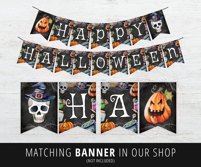 K&ouml;nnte beinhalten: Schwarze und orangefarbene Halloween-Girlande mit den Worten "Happy Halloween" und "Ha" auf einem schwarzen Tafelhintergrund mit Totenk&ouml;pfen, K&uuml;rbissen und Zaubertr&auml;nken.
