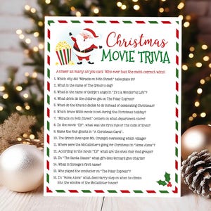 Op de afbeelding: Een printbaar kerstfilm-trivia-spel met een rode en groene rand. Het spel toont een cartoon kerstman die een emmer popcorn vasthoudt. De trivia-vragen staan op een witte achtergrond met zwarte tekst. De vragen gaan over populaire kerstfilms.