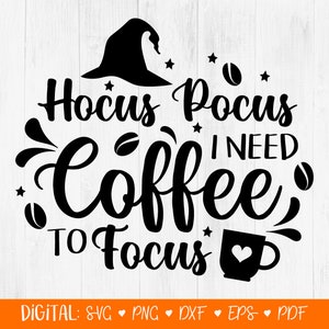 以下が含まれることがあります： 魔女の帽子と「Hocus Pocus I Need Coffee To Focus」というテキストとコーヒーカップのアイコンが描かれた白黒のグラフィックデザインです。