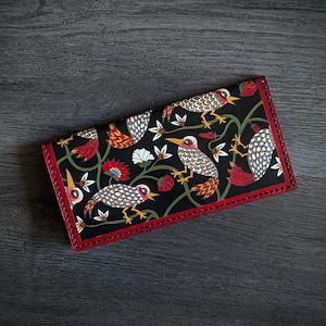 Cartera larga de cuero con pájaros, vides y flores de estilo brujo de Cottagecore