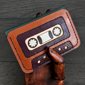 Nostalgische Retro Lederkassetten Geldbörse in ""Breakfast Bear"""