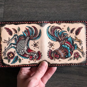 Cartera de cuero plegable estilo antiguo con diseño tradicional americano de gallo tatuado
