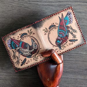 Cartera de cuero plegable estilo tatuaje tradicional americano de estilo vintage con diseño de cuervo