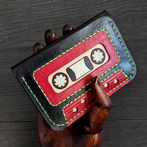 Cartera de piel con cinta de casete retro nostálgica en "Cyber Punk"