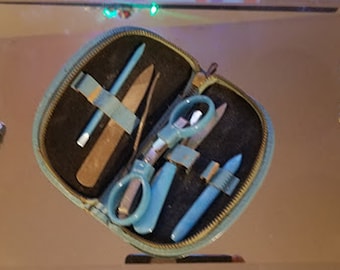 Vintage Mod 60's Manicure Kit- 8 Pieces