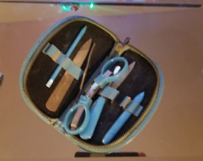 Vintage Mod 60's Manicure Kit- 8 Pieces