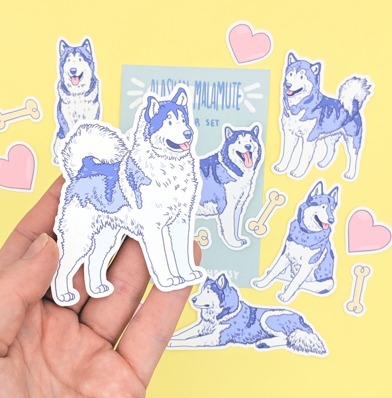 Puede incluir: Un conjunto de ocho pegatinas de perros Alaskan Malamute. Las pegatinas est&aacute;n en varias poses y presentan un pelaje azul y blanco. Las pegatinas est&aacute;n sobre un fondo amarillo con algunos huesos y corazones blancos.