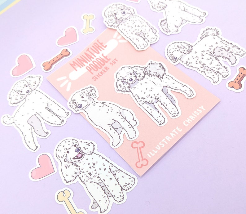 Op de afbeelding: Een vel stickers met illustraties van miniatuurpoedels. De stickers zijn op een roze achtergrond met de tekst "Miniature Poodle Sticker Set" en "Illustrate Chrissy".