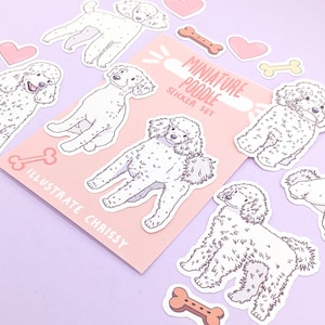 Op de afbeelding: Een set met miniatuurpoedel stickers op een roze achtergrond. De stickers tonen verschillende poses van poedels, waaronder zittend, staand en lopend. De stickers bevatten ook harten en botten.