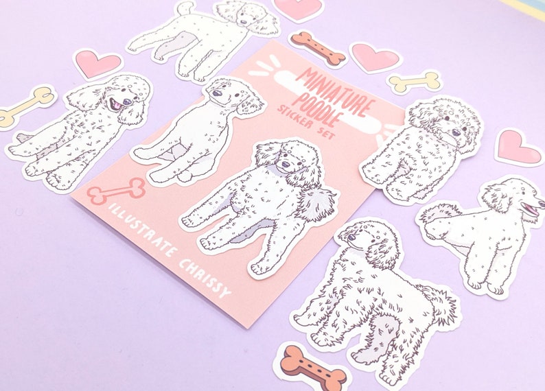 Op de afbeelding: Een set met miniatuurpoedel stickers op een roze achtergrond. De stickers tonen verschillende poses van poedels, waaronder zittend, staand en lopend. De stickers bevatten ook harten en botten.