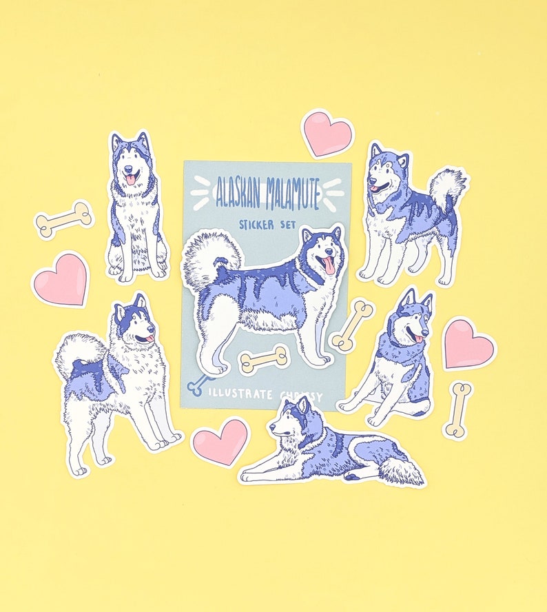 Puede incluir: Un conjunto de ocho pegatinas con perros Alaskan Malamute en varias poses. Las pegatinas est&aacute;n sobre un fondo amarillo con corazones y huesos. El texto "Alaskan Malamute Sticker Set" est&aacute; en un rect&aacute;ngulo azul.
