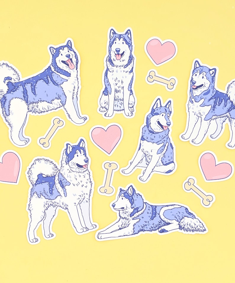 Puede incluir: Un conjunto de seis pegatinas de perros husky azules y blancos con pegatinas de corazones rosas y huesos. Las pegatinas est&aacute;n sobre un fondo amarillo.