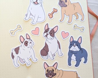 Może przedstawiać: Arkusz naklejek z różnymi ilustracjami buldogów francuskich. Naklejki znajdują się na jasnożółtym tle z białymi kropkami. Naklejki przedstawiają białego buldoga francuskiego, brązowego buldoga francuskiego, niebieskiego buldoga francuskiego, beżowego buldoga francuskiego i beżowego buldoga francuskiego leżącego. Naklejki zawierają również serca i kości.