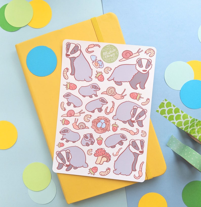 K&ouml;nnte beinhalten: Eine Bogen mit Aufklebern mit Illustrationen von Dachsen, Schnecken, Pilzen und anderen Waldtieren. Die Aufkleber sind auf wei&szlig;em Hintergrund und haben ein hellrosa und blaues Farbschema. Der Text "Ultimate Crafty" ist in der oberen rechten Ecke des Bogens sichtbar.