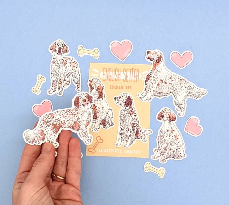Pu&ograve; includere: Un set di 10 adesivi di cani Setter inglese che mostrano varie pose e un design a forma di osso. Gli adesivi sono su uno sfondo bianco con un cuore rosa e un osso giallo. Il testo "English Setter Sticker Set" &egrave; stampato sul foglio di adesivi.