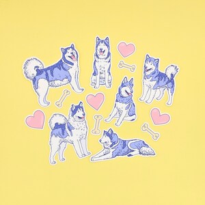 Puede incluir: Un conjunto de pegatinas de perros husky azules y morados con corazones y huesos sobre un fondo amarillo.