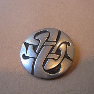 Vintage Pewter Brooch Bold Celtic Knot Mid Century Modern Artist Signed Round Silver Toned Pin 1.5&quot; St Justin Classic Kilt Scarf PIn