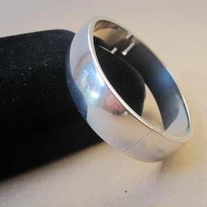 Vintage Sterling 5/8&quot;W Hinged Oval Bangle Bracelet Marked 925 Wide Polished Chunky Silver Stacker Bracelet with Overlap Clasp 76g / 2.6oz
