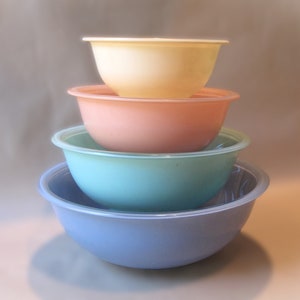 Vintage Pyrex 1990s Pastel Clear Bottom Set of 4 Nesting Mixing