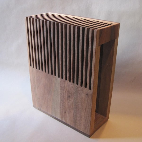 Bloque de cuchillos de nogal moderno vintage, soporte para cuchillos de cocina ranurado, hecho a mano, modernista de mediados de siglo, madera unida de manera lisa. ¡Impresionante!
