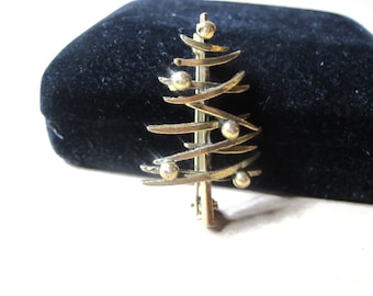 Vintage Modernist Christmas Tree Pin: Gold Tone Holiday Brooch Signed ZENTALL