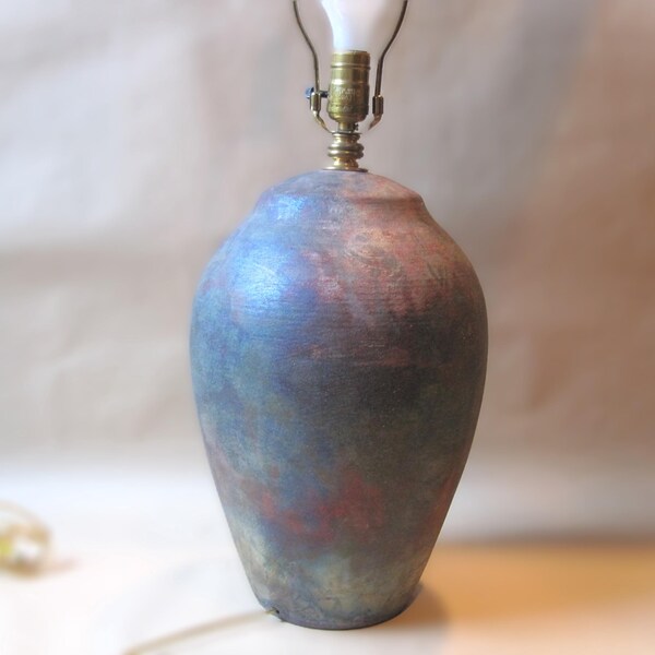 Lámpara de mesa vintage de cerámica Raku: iluminación azul y gris moderna de mediados de siglo