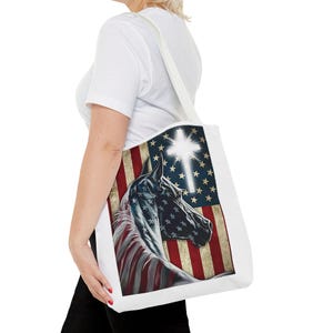 PFERD TASCHE Weiß mit Rot Blau Design und dunkelblauen Griffen Geschenk für Pferdeliebhaber oder Geschenk für Sie oder Ihn 33 x 33 cm