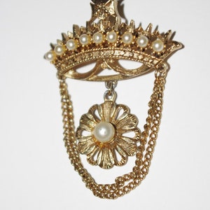 CROWN PIN Gold Tone with Faux Pearls - T274