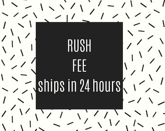 Puede incluir: Gráfico en blanco y negro con un cuadrado negro en el centro. El texto dentro del cuadrado dice "Rush Fee ships in 24 hours".