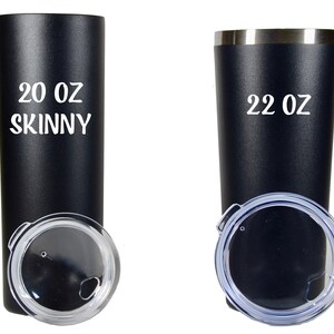 Puede incluir: Dos vasos de acero inoxidable con tapas. El vaso de la izquierda es negro y dice "20 oz Skinny". El vaso de la derecha es negro y dice "22 oz".