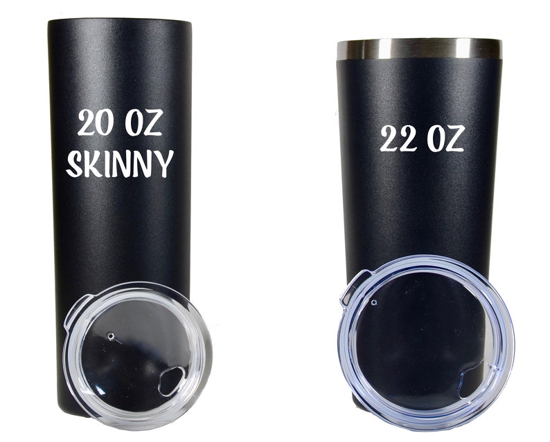 Puede incluir: Dos vasos de acero inoxidable con tapas. El vaso de la izquierda es negro y dice "20 oz Skinny". El vaso de la derecha es negro y dice "22 oz".