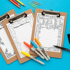 K&ouml;nnte beinhalten: Drei druckbare Vatertagskarten mit Schwarzwei&szlig;illustrationen. Die Karten befinden sich auf Clipboards mit blauem Hintergrund. Die Karten haben Linien zum Schreiben und der Text "Happy Father's Day" und "DAD" steht auf den Karten.