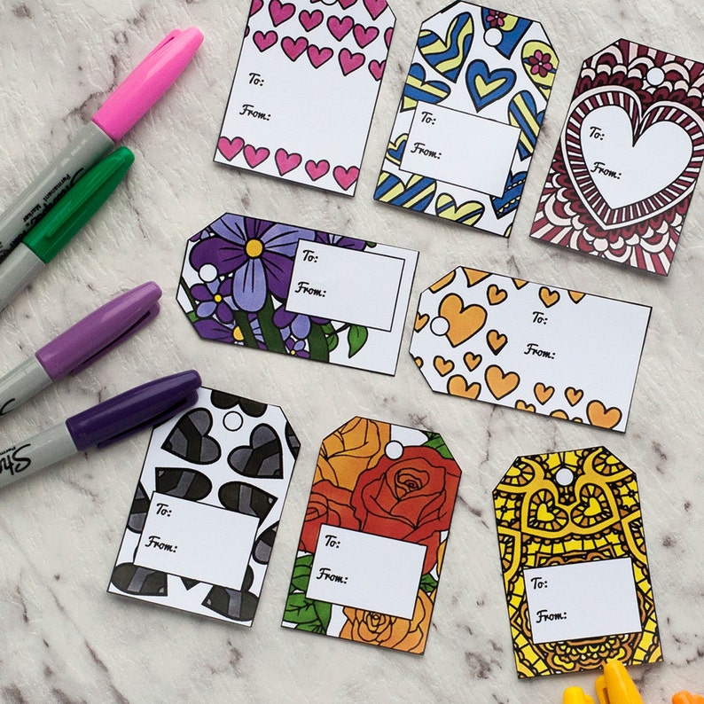 Puede incluir: Conjunto de ocho etiquetas de regalo imprimibles con varios dise&ntilde;os coloridos, que incluyen corazones, flores y patrones geom&eacute;tricos. Cada etiqueta tiene espacios en blanco para "Para:" y "De:" y un agujero para una cuerda o cinta.