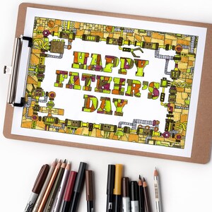 K&ouml;nnte beinhalten: Eine druckbare Malvorlage mit der Aufschrift Happy Father's Day, umgeben von einem farbenfrohen, komplizierten Design aus Zahnr&auml;dern und Rohren.