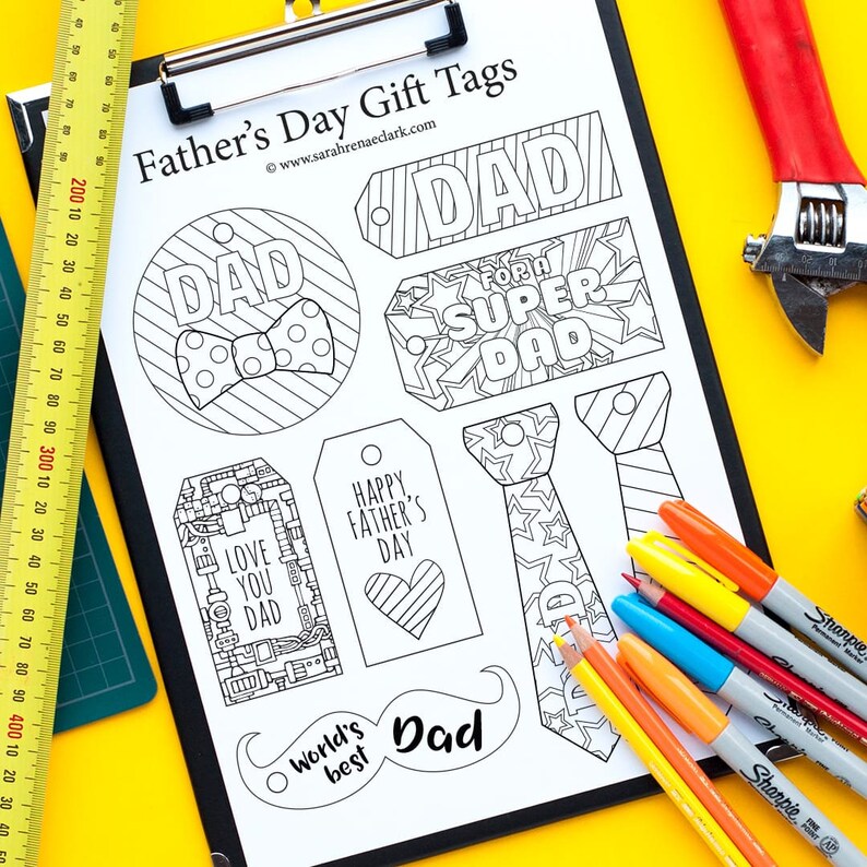 K&ouml;nnte beinhalten: Druckbare Geschenkanh&auml;nger zum Vatertag mit verschiedenen Designs, darunter "Papa", "Super Papa", "Frohen Vatertag", "Ich liebe dich Papa" und "Weltbester Papa".