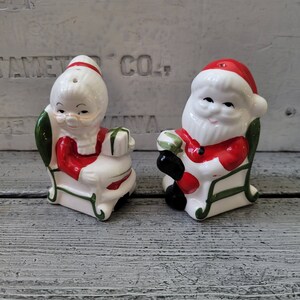 Santa salt and pepper shaker, vintage Santa Claus salt pepper, Santa Mrs. Claus shaker set, vintage Christmas salt and pepper shakers