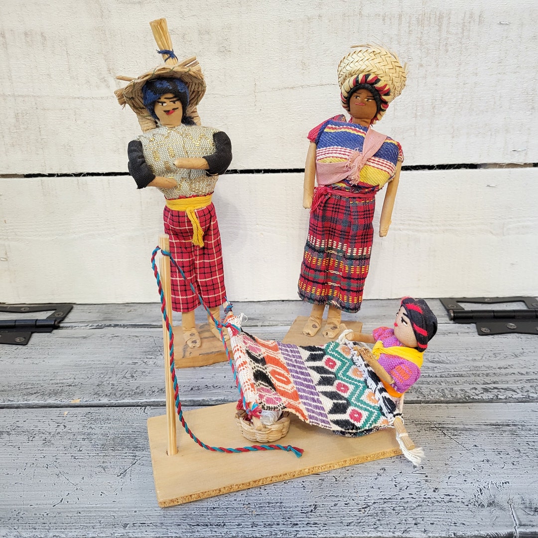 Figuras de arte popular mexicano vintage, niña con telar, muñecas