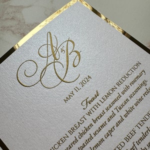 feuille d'or sur les menus de mariage, encre d'or en relief sur le menu de mariage, menus de mariage en feuille d'or, menus en feuille d'or, marque-place en vélin sur les menus de mariage