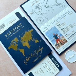 passeport marine avec feuille d'or, passeport marine et billet, passeport carte du monde, passeport feuille d'or, billet d'avion, faire-part de mariage
