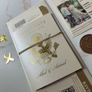 Avion en acrylique sur faire-part de passeport, avion en or sur passeport en aluminium, faire-part de mariage sur le billet de destination, faire-part de mariage sur le thème du voyage
