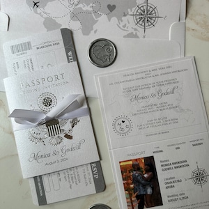 Faire-part de mariage passeport en feuille d'argent, billet d'avion blanc nacré scintillant, doublure d'enveloppe de carte du monde, invitations de passeport sur le thème du voyage en feuille d'aluminium